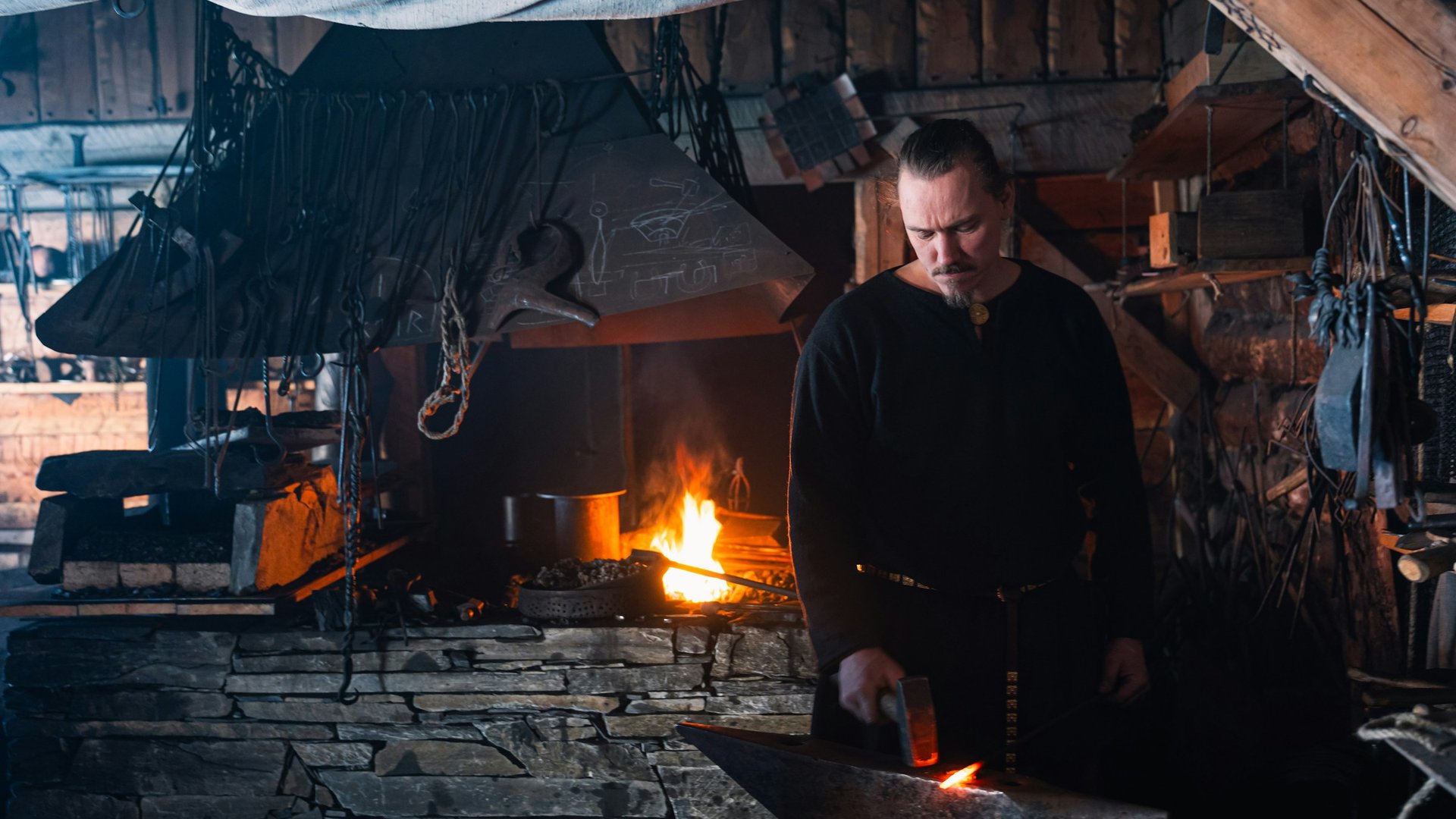 Atelier de forge — travail du fer à la flamme